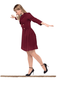 женщина уверенно делает шаг вперед