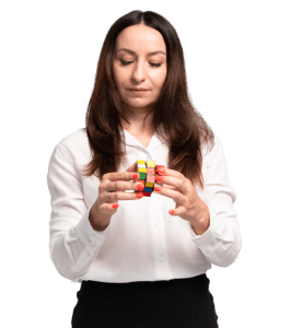 девушка собирает кубик Рубика